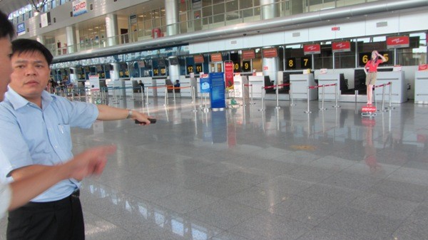 Nước lênh láng trên nền ga đi phái Bắc sân bay quốc tế Đà Nẵng sau cơn mưa lớn chiều ngày 9/7 buộc nhà ga đã cắt điện khiến tiến độ làm thủ tục của hành khách bay 3 chuyến nội địa bị chậm khoảng 30 phút.